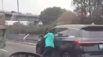 Sopir taksi Green SM terseret mobil BYD dalam insiden kecelakaan di Exit Tol Tomang, Jakarta Barat. (Posnews/Ist)