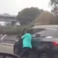 Sopir taksi Green SM terseret mobil BYD dalam insiden kecelakaan di Exit Tol Tomang, Jakarta Barat. (Posnews/Ist)
