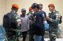 TNI mengamankan Wadanyon OPM Abdon Kisamdu di Bandara Nop Goliat Yahukimo. (Posnews/Ist)
