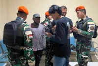 TNI mengamankan Wadanyon OPM Abdon Kisamdu di Bandara Nop Goliat Yahukimo. (Posnews/Ist)
