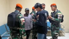 TNI mengamankan Wadanyon OPM Abdon Kisamdu di Bandara Nop Goliat Yahukimo. (Posnews/Ist)