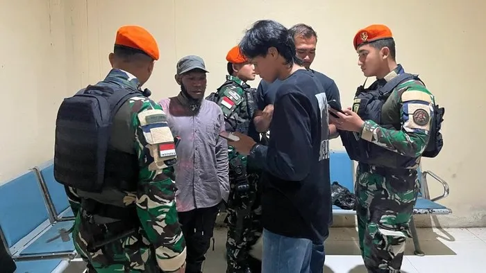 TNI mengamankan Wadanyon OPM Abdon Kisamdu di Bandara Nop Goliat Yahukimo. (Posnews/Ist)
