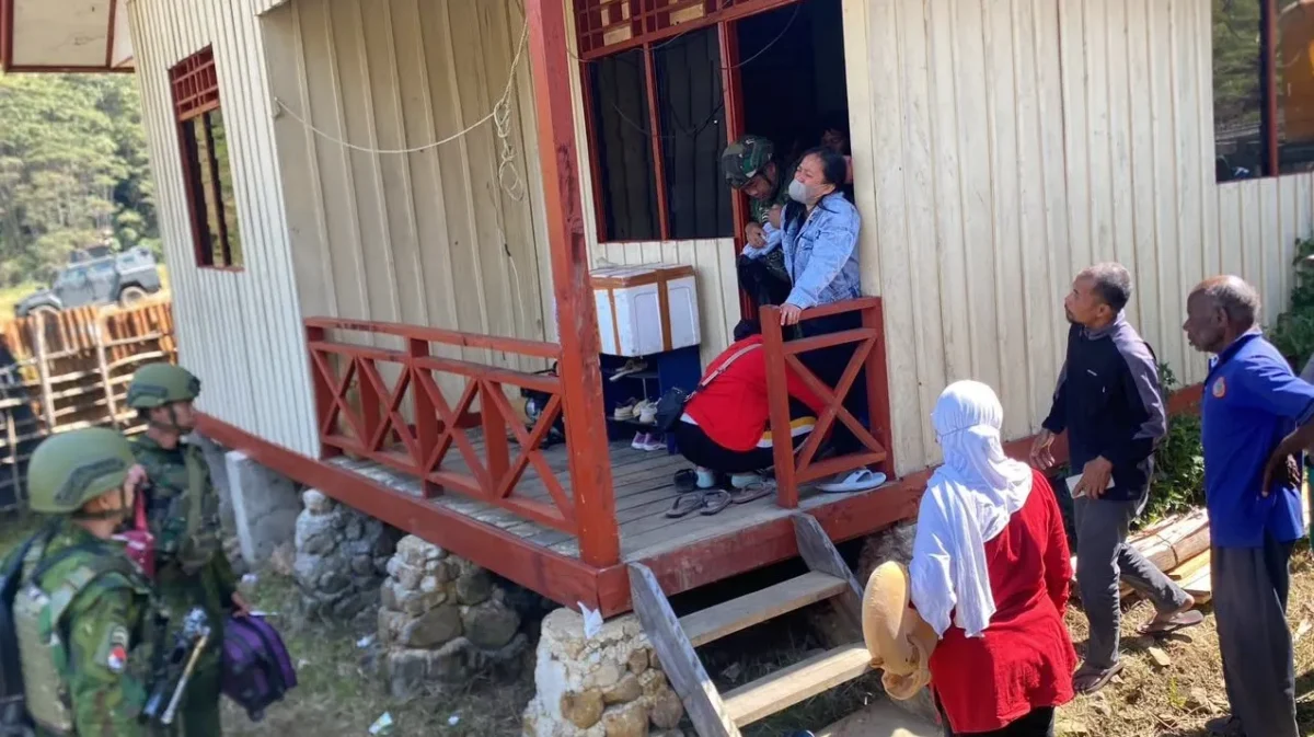 TNI mengevakuasi Sinta Bilolo, istri almarhum Aris Sanda, dari Mbua menuju Wamena. (Posnews/Ist)
