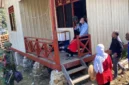 TNI mengevakuasi Sinta Bilolo, istri almarhum Aris Sanda, dari Mbua menuju Wamena. (Posnews/Ist)
