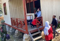 TNI mengevakuasi Sinta Bilolo, istri almarhum Aris Sanda, dari Mbua menuju Wamena. (Posnews/Ist)

