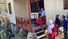 TNI mengevakuasi Sinta Bilolo, istri almarhum Aris Sanda, dari Mbua menuju Wamena. (Posnews/Ist)