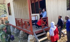 Duka Kehilangan Suami, Sinta Bilolo Dievakuasi TNI dari Mbua ke Wamena