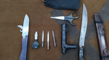 Tim Jaguar Presisi Polres Metro Depok menyita barang bukti golok dan kunci letter T di kawasan GDC. (Posnews/Ist)


