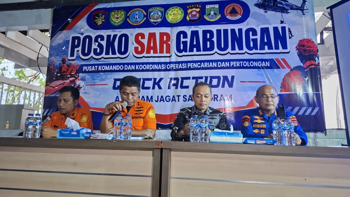 Tim SAR gabungan melakukan pencarian lima jurnalis dan tiga awak Arupadhatu 1 di perairan Selat Sunda. (Posnews/Tim SAR)
