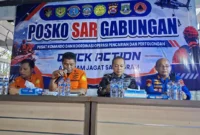 Tim SAR gabungan melakukan pencarian lima jurnalis dan tiga awak Arupadhatu 1 di perairan Selat Sunda. (Posnews/Tim SAR)
