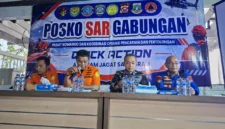 Tim SAR gabungan melakukan pencarian lima jurnalis dan tiga awak Arupadhatu 1 di perairan Selat Sunda. (Posnews/Tim SAR)
