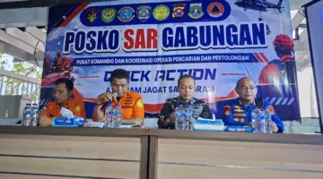 Tim SAR gabungan melakukan pencarian lima jurnalis dan tiga awak Arupadhatu 1 di perairan Selat Sunda. (Posnews/Tim SAR)
