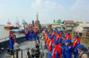 Tim SAR mencari korban KMP Virgo Transport 8 yang terbalik di Laut Jawa. (Posnews/Ist)

