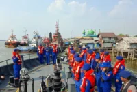 Tim SAR mencari korban KMP Virgo Transport 8 yang terbalik di Laut Jawa. (Posnews/Ist)
