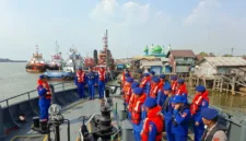 Tim SAR mencari korban KMP Virgo Transport 8 yang terbalik di Laut Jawa. (Posnews/Ist)