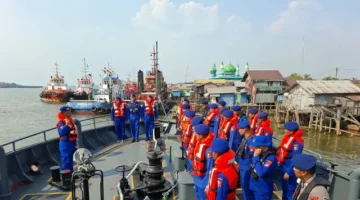 Tim SAR mencari korban KMP Virgo Transport 8 yang terbalik di Laut Jawa. (Posnews/Ist)
