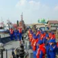 Tim SAR mencari korban KMP Virgo Transport 8 yang terbalik di Laut Jawa. (Posnews/Ist)

