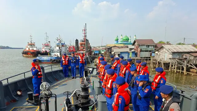 Tim SAR mencari korban KMP Virgo Transport 8 yang terbalik di Laut Jawa. (Posnews/Ist)
