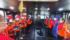 Tim SAR mencari lima jurnalis dan tiga kru kapal yang hilang di perairan Gunung Anak Krakatau. (Posnews/Ist)
