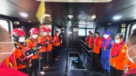 Tim SAR mencari lima jurnalis dan tiga kru kapal yang hilang di perairan Gunung Anak Krakatau. (Posnews/Ist)
