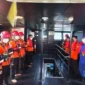 Tim SAR mencari lima jurnalis dan tiga kru kapal yang hilang di perairan Gunung Anak Krakatau. (Posnews/Ist)
