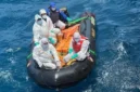 Tim penyelam Basarnas mencari korban KM Virgo Transport 8 di dalam badan kapal yang tenggelam di Laut Jawa. (Posnews/Basarnas)