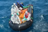 Tim SAR mengevakuasi korban kecelakaan KM Virgo Transport 8 di perairan Laut Jawa.
(Posnews/Basarnas)