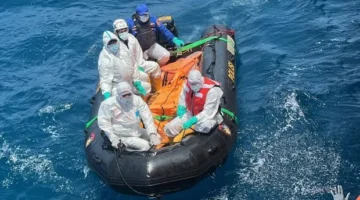 Tim SAR mengevakuasi korban kecelakaan KM Virgo Transport 8 di perairan Laut Jawa.
(Posnews/Basarnas)