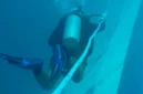 Tim penyelam SAR gabungan mengevakuasi korban KM Virgo Transport 8 dari dasar Laut Jawa. (Posnews/TNI AL)

