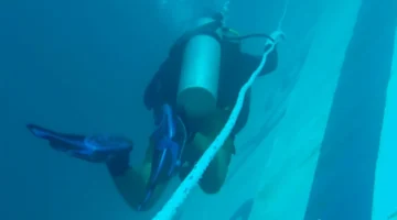 Tim penyelam SAR gabungan mengevakuasi korban KM Virgo Transport 8 dari dasar Laut Jawa. (Posnews/TNI AL)

