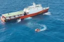Tim penyelam SAR gabungan mengevakuasi korban dari dalam bangkai KM Virgo Transport 8 di perairan Laut Jawa.
