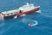 Tim penyelam SAR gabungan mengevakuasi korban dari dalam bangkai KM Virgo Transport 8 di perairan Laut Jawa.
