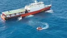 Tim penyelam SAR gabungan mengevakuasi korban dari dalam bangkai KM Virgo Transport 8 di perairan Laut Jawa.