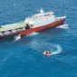 Tim penyelam SAR gabungan mengevakuasi korban dari dalam bangkai KM Virgo Transport 8 di perairan Laut Jawa.
