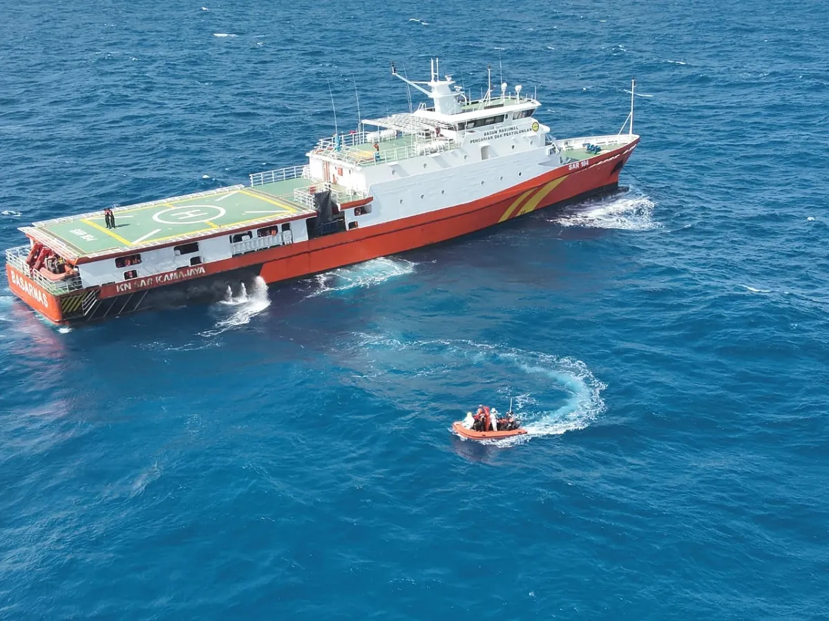 Tim penyelam SAR gabungan mengevakuasi korban dari dalam bangkai KM Virgo Transport 8 di perairan Laut Jawa.

