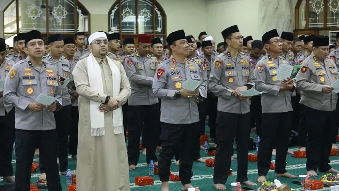 Wakapolri Komjen Dedi Prasetyo menghadiri Maulid Nabi Muhammad SAW 1448 H di Masjid Al-Ikhlas Mabes Polri. (Posnews/Humas Polri)
