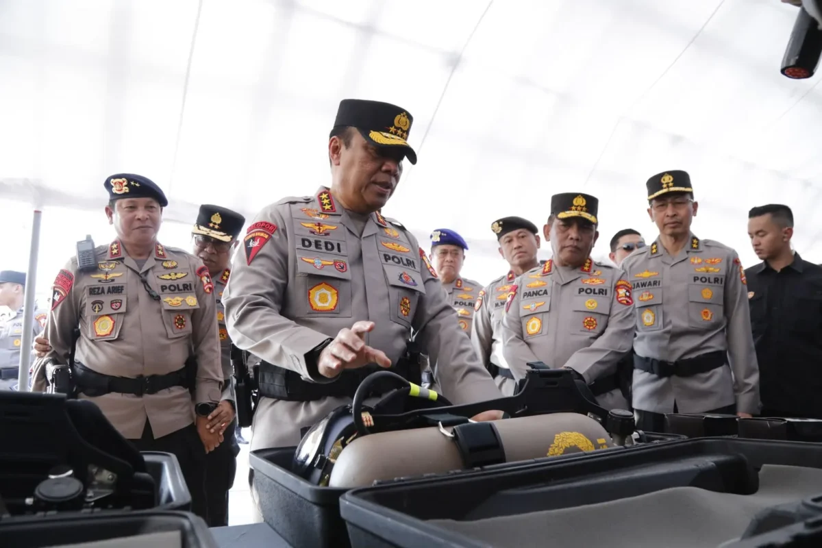 Wakapolri Komjen Dedi Prasetyo saat memimpin apel kesiapan menghadapi konflik sosial. (Posnews/Humas Polri)
