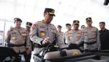 Wakapolri Komjen Dedi Prasetyo saat memimpin apel kesiapan menghadapi konflik sosial. (Posnews/Humas Polri)
