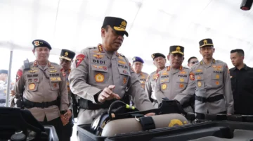 Wakapolri Komjen Dedi Prasetyo saat memimpin apel kesiapan menghadapi konflik sosial. (Posnews/Humas Polri)
