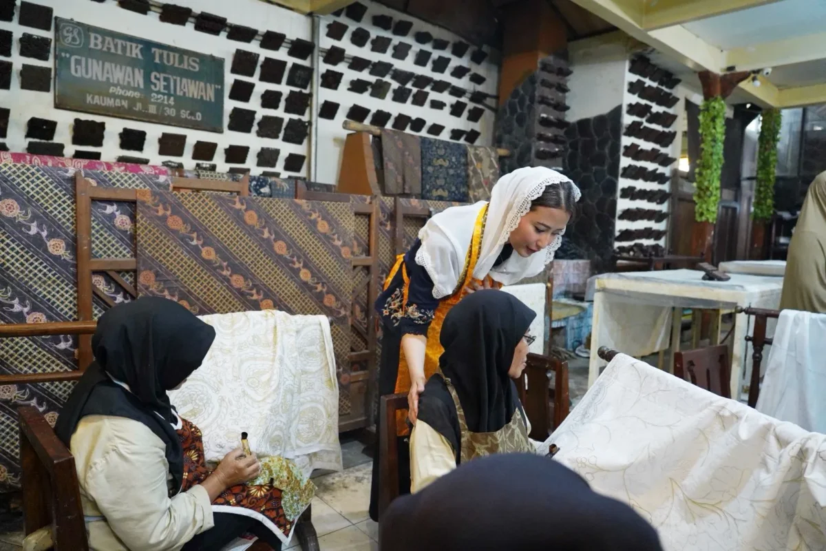 Wamendag Dyah Roro Esti meninjau UMKM rotan dan batik di Sukoharjo dan Surakarta untuk persiapan TEI 2026. (Posnews/Kemendag)
