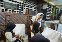 Wamendag Dyah Roro Esti meninjau UMKM rotan dan batik di Sukoharjo dan Surakarta untuk persiapan TEI 2026. (Posnews/Kemendag)
