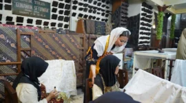 Wamendag Dyah Roro Esti meninjau UMKM rotan dan batik di Sukoharjo dan Surakarta untuk persiapan TEI 2026. (Posnews/Kemendag)

