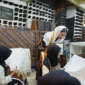 Wamendag Dyah Roro Esti meninjau UMKM rotan dan batik di Sukoharjo dan Surakarta untuk persiapan TEI 2026. (Posnews/Kemendag)
