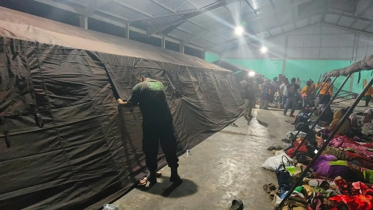 Warga Kuta Tengah mengungsi setelah aktivitas Gunung Sinabung meningkat dan statusnya naik menjadi Level III Siaga. (Posnews/BPBD)