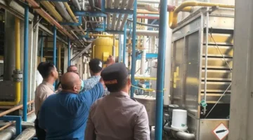 Warga Pekayon Pasar Rebo mendapat penanganan medis setelah diduga terdampak kebocoran gas amonia. (Posnews/Ist)
