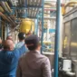 Warga Pekayon Pasar Rebo mendapat penanganan medis setelah diduga terdampak kebocoran gas amonia. (Posnews/Ist)
