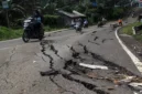 Ilustrasi, warga melintas di kawasan Jakarta yang masuk zona potensi gerakan tanah dan longsor. (Posnews/Net)
