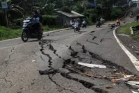 Ilustrasi, warga melintas di kawasan Jakarta yang masuk zona potensi gerakan tanah dan longsor. (Posnews/Net)

