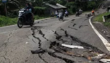 Ilustrasi, warga melintas di kawasan Jakarta yang masuk zona potensi gerakan tanah dan longsor. (Posnews/Net)