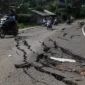 Ilustrasi, warga melintas di kawasan Jakarta yang masuk zona potensi gerakan tanah dan longsor. (Posnews/Net)
